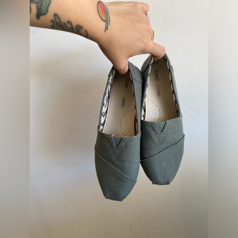 Tom’s shoes